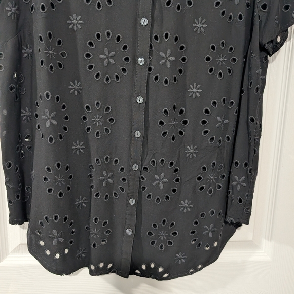 Torrid Deep Black Eyelet Button-Up Shirt in Size 1 (14/16) - Picture 6 of 10